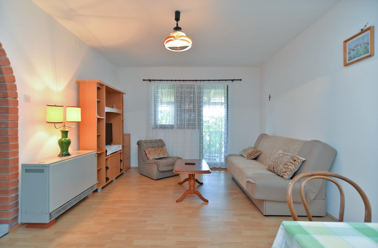 Ana 1725 Pula